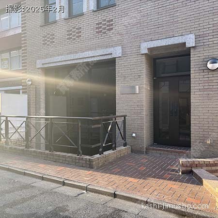 ビル入口前面
