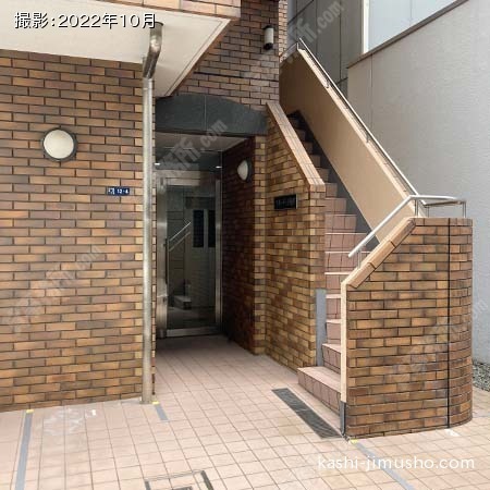 ビル入口前面