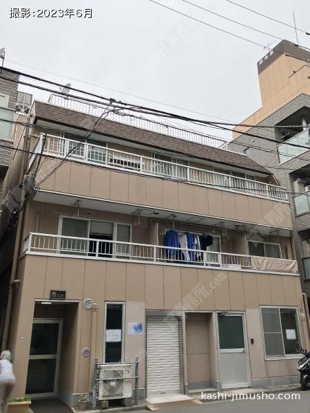 西ビルの外観