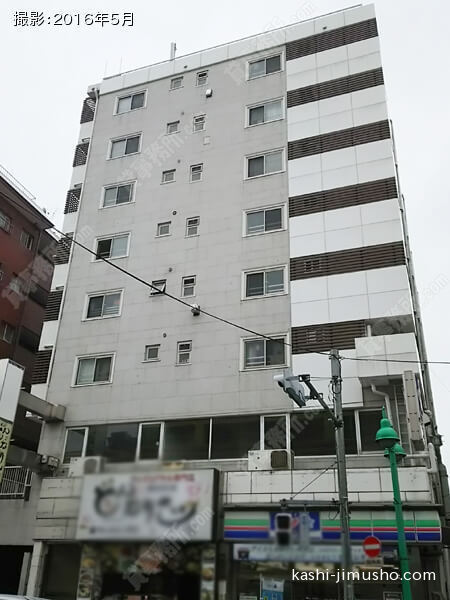 秋山ビルの外観