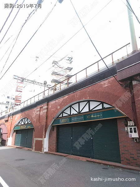 ＪＲ高架下倉庫・事務所の外観