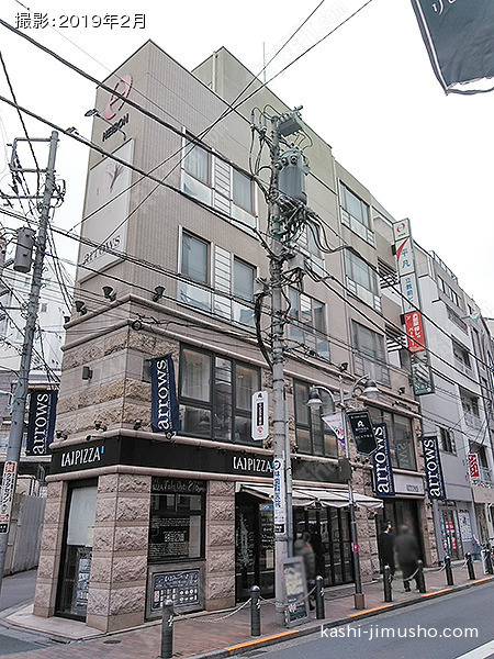 平凡立教前ビルの外観