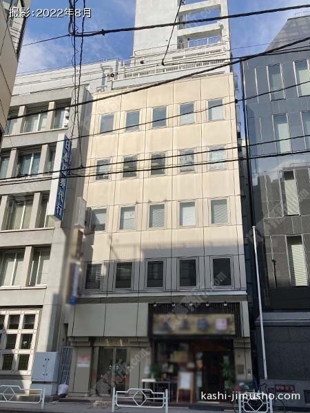 共同ビル（中央）の外観