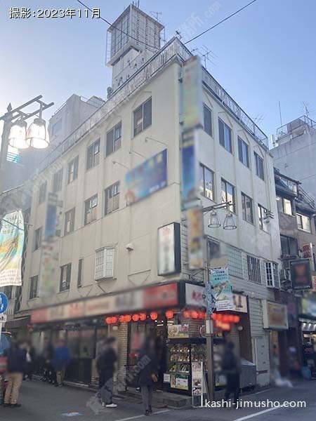 雪ビルの外観