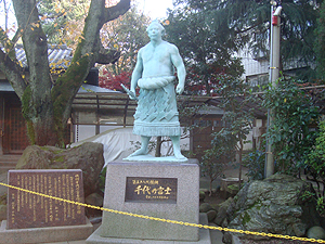千代の富士像